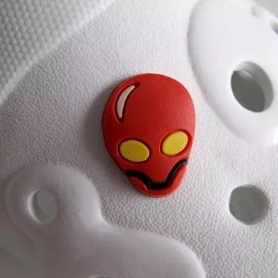 Ozdoba na obuv Pin'zz červený mimozemšťan