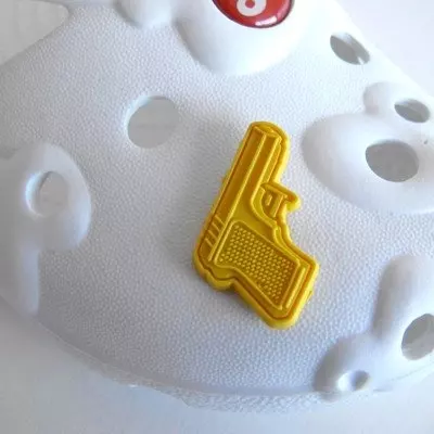 Ozdoba na obuv Pin'zz žlutá pistole