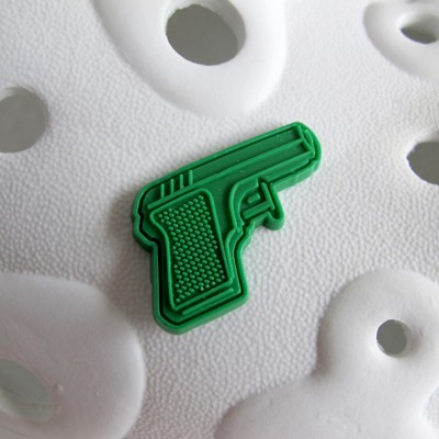 Ozdoba na obuv Pin'zz zelená pistole