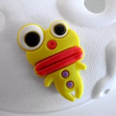 Ozdoba na obuv Pin'zz žlutá příšerka