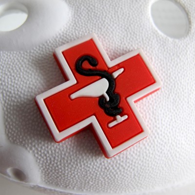 Ozdoba na obuv Pin'zz červený kříž